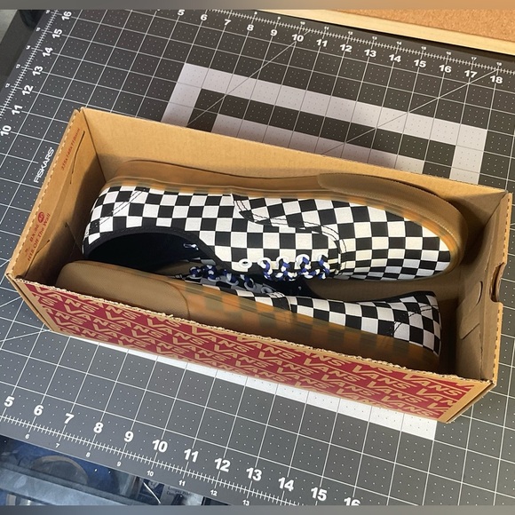 Vans
Brand new
Classics
Checkered
Gum sole - Picture 11 of 11